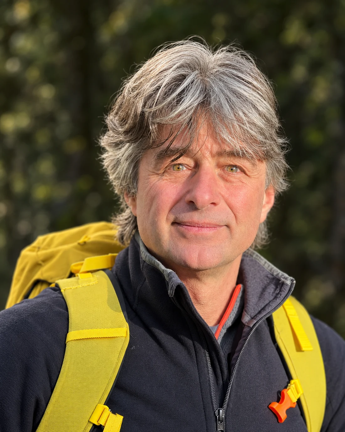 Christoph De Bortoli mit Rucksack draussen im Wald