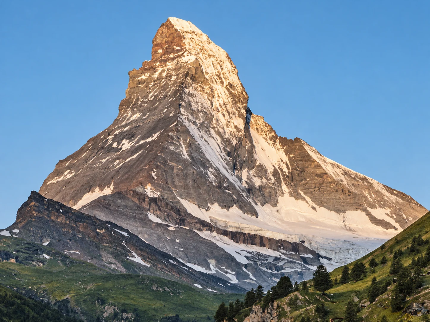 Das Matterhorn im warmen Licht vor blauem Himmel